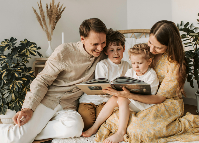 ouders zoenen