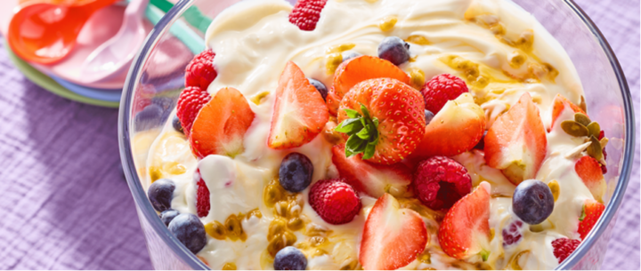 Illustratie bij: Deze superfeestelijke ontbijttrifle is perfect voor Pasen en maak je in een handomdraai