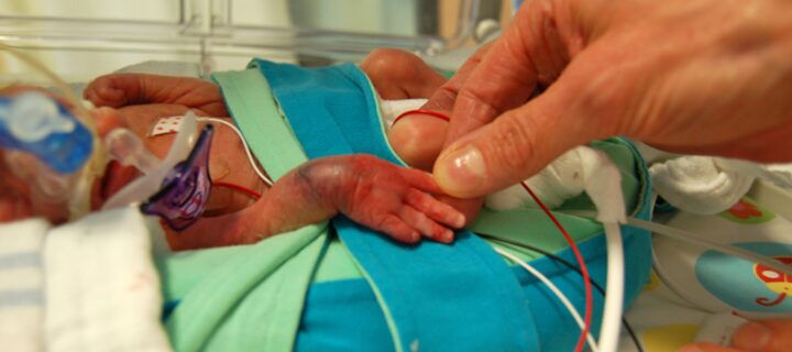 Illustratie bij: Premature baby’s vergaan in stilte van de infuuspijn: ‘Zo klein en dan zóveel pijn’