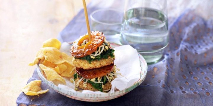 Illustratie bij: Zelf maken: pittige noten-rijstburgers met gewokte groenten en gegrilde ananas