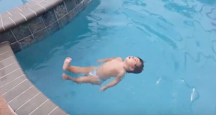 video zwemmende baby