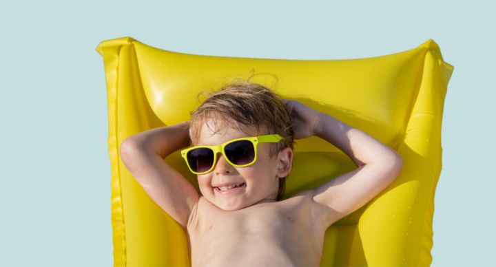 jongen zoon vakantie luchtbed zwembad