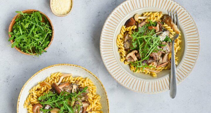 fusilli champignonsaus paddenstoelen rucola