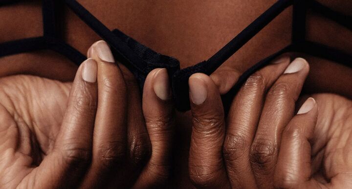 vrouw lingerie geven