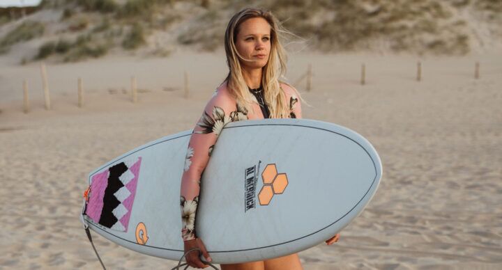 Sandrine beachbabe surfen