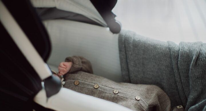Dit is waarom je nooit een kruik in de kinderwagen moet leggen