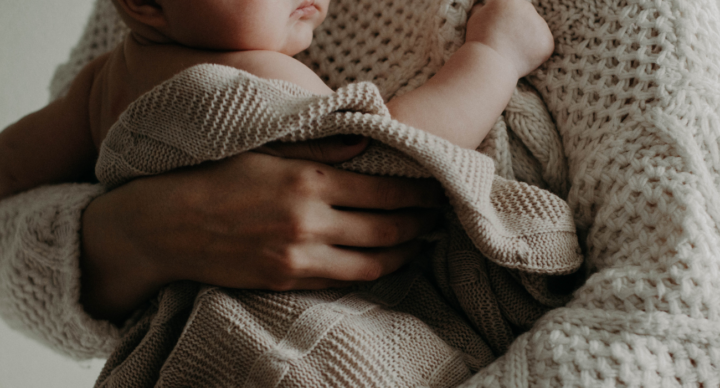 Illustratie bij: Knuffelen tegen darmkrampjes bij baby’s: werkt dat echt?