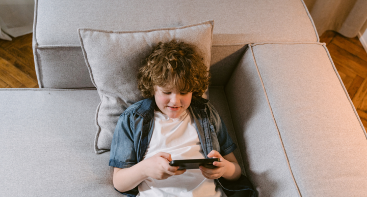 Illustratie bij: Slimmer en veiliger online in 2024: 5 tips voor jou en je kind