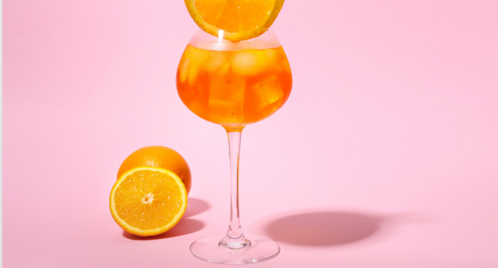 Illustratie bij: Mara: ‘Kreeg Luuk (9 maanden) nou écht een slokje Aperol Spritz?’