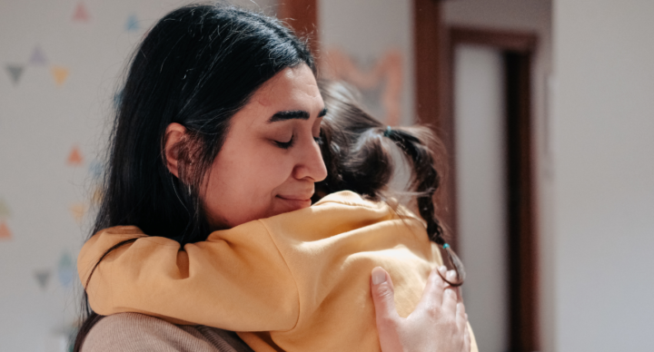 mom guilt schuldgevoel moeder knuffelt dochter