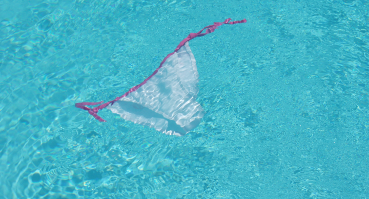 Illustratie bij: Vakantieblunder: Er zat een gapend gat in mijn bikinibroek, een string had meer verhuld’