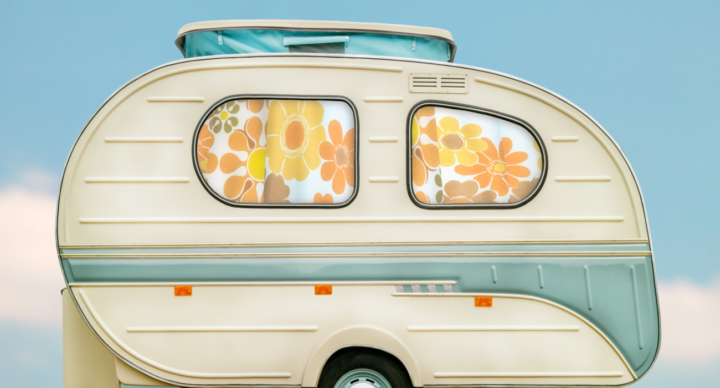 Illustratie bij: Vakantieblunder: ‘Onze tweeling betrapte ons in de caravan’