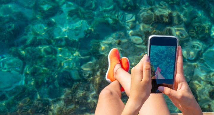 Illustratie bij: Marjolein: ‘Ga lekker op vakantie met tienermeiden en hun telefoon, kan je lachen’