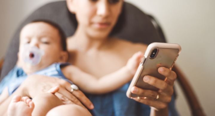 Illustratie bij: Smartphone moeders: Hoe telefoongebruik je baby beïnvloedt, volgens onderzoek