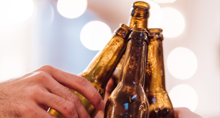Illustratie bij: Pils voor papa? Het alcoholgebruik van vaders heeft óók invloed op de baby