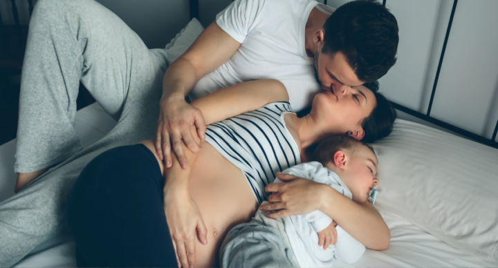 Illustratie bij: Twee moeders, twee keuzes: Zwanger worden met een baby op de arm