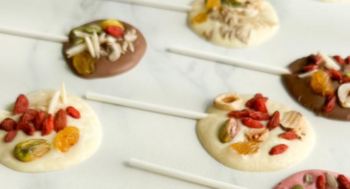 Illustratie bij: Kleurrijke chocolade lolly’s: simpel, lekker en leuk om te maken met je kind