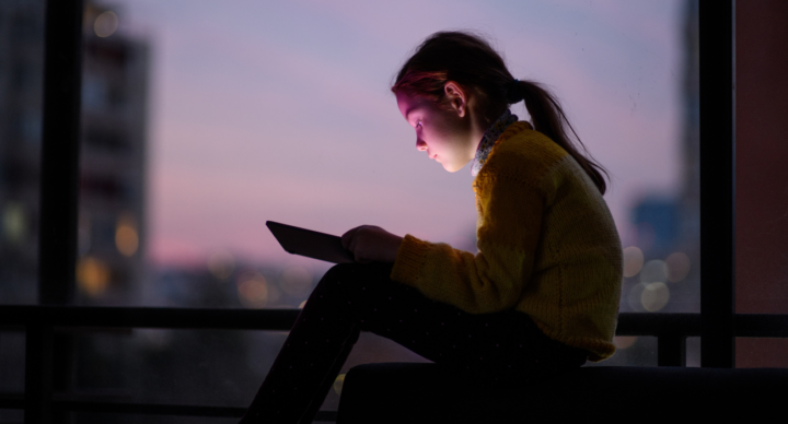 kind scherm schermtijd telefoon social media smartphone