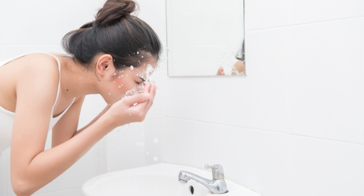 Illustratie bij: ‘Wat ís dit voor spul, vroeg ik me verdwaasd af terwijl ik met één oog naar het flesje keek, dat geen reinigingsmelk maar nagellakremover bleek’