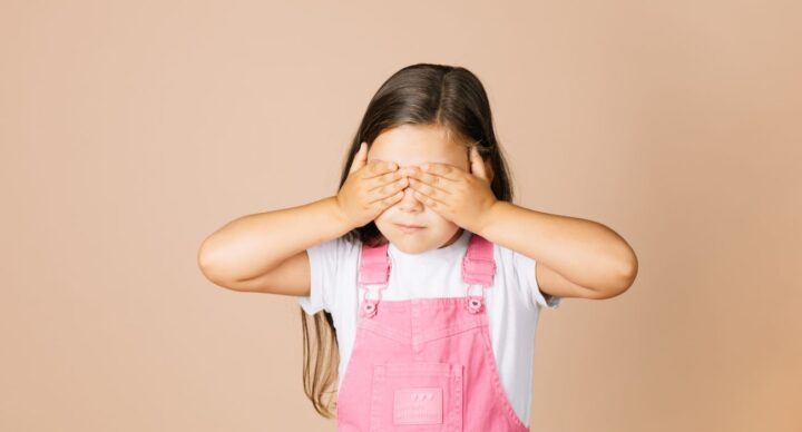 Illustratie bij: Zit je kind steeds dichter op een scherm? Dit kan de reden zijn