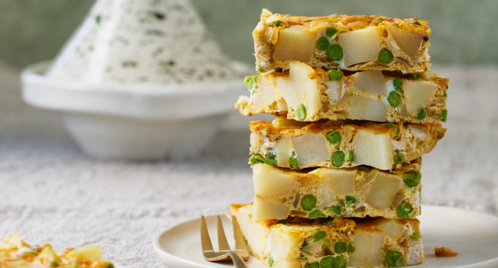 Illustratie bij: Heerlijke frittata met kip en doperwtjes: een hit bij het hele gezin!