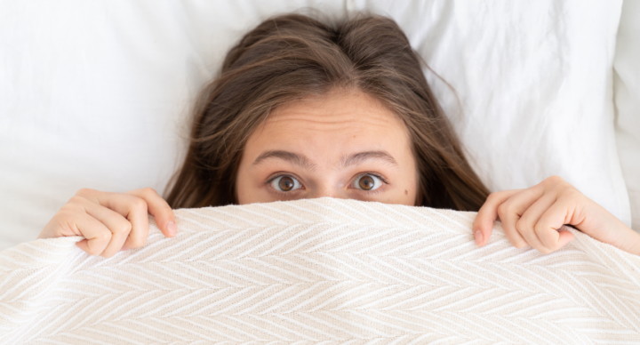 vrouw in bed schrikt