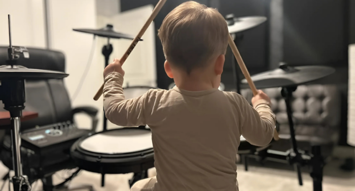 Illustratie bij: Dit heb je nog nooit gezien: Callum (1,5) gaat viral met bizarre drum-skills