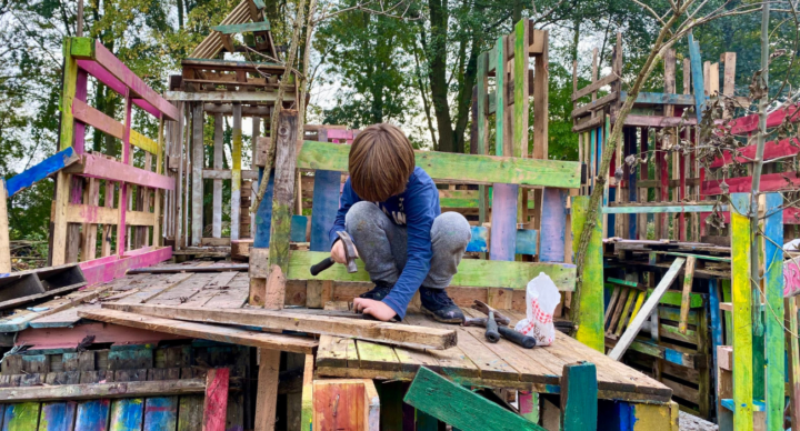 Illustratie bij: 5 natuurspeeltuinen in Amsterdam waar je kind zich uit kan leven