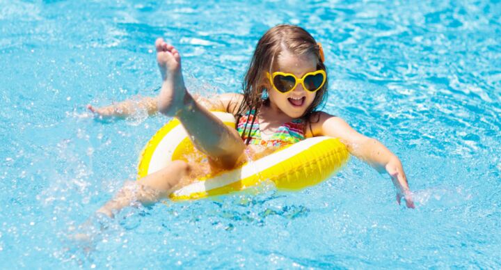 Illustratie bij: Zichtbaar in het water: deze kleuren zwemkleding kunnen verdrinking helpen voorkomen