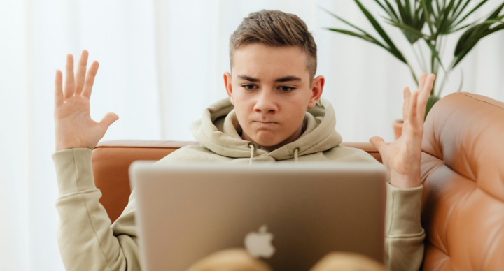 tiener laptop gamen adolescence