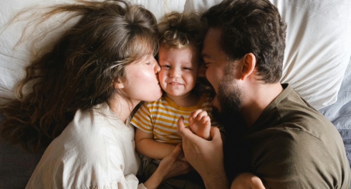 ouders gelukkig kind in bed