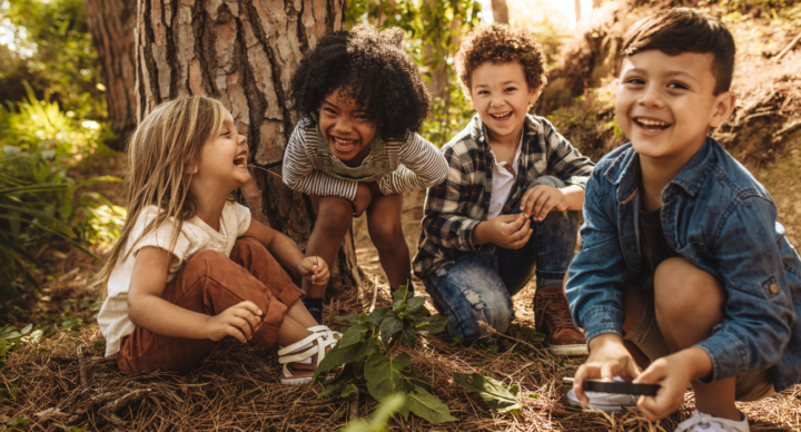 kinderen buitenspelen bos natuurspeeltuin