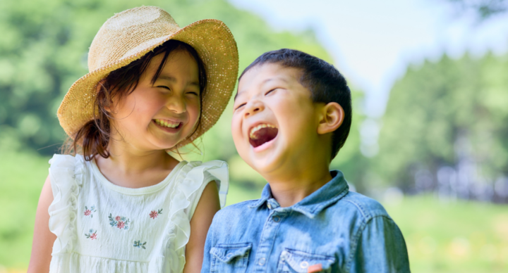 kinderen lachen buiten blij