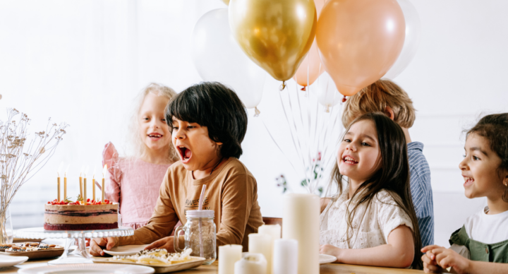Illustratie bij: Aicha: ‘Mijn kinderen werden op het kinderfeestje van mijn beste vriendin gekleineerd vanwege hun achtergrond’