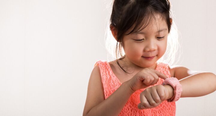 kind met smartwatch meisje