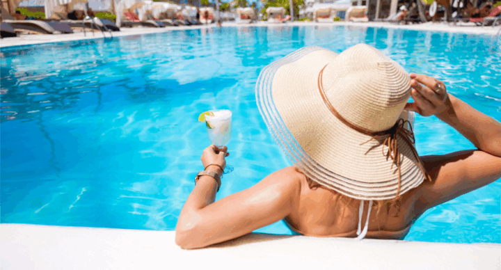 zwembad vakantie zomer cocktail