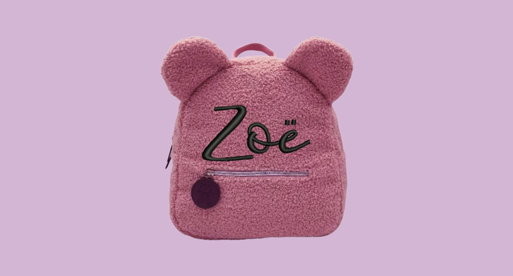 Illustratie bij: Ouders opgelet! Dit is waarom een schooltas mét de naam van je kind gevaarlijker is dan je denkt