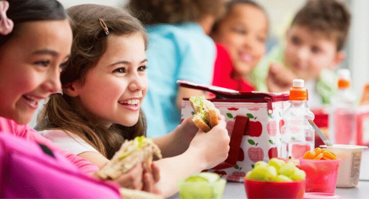 Illustratie bij: Regels rond eten zorgen voor frustratie: ‘Waarom denken scholen dat ze alles maar kunnen bepalen?’