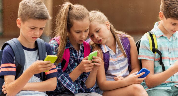 Illustratie bij: Geen TikTok, geen Whatsapp, maar wél bereikbaar: deze influencers legden een weekend lang hun smartphone weg