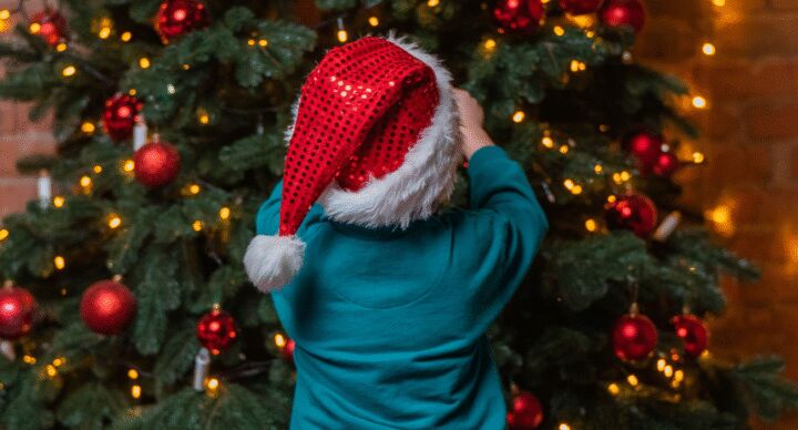 feestdagen kind bij kerstboom