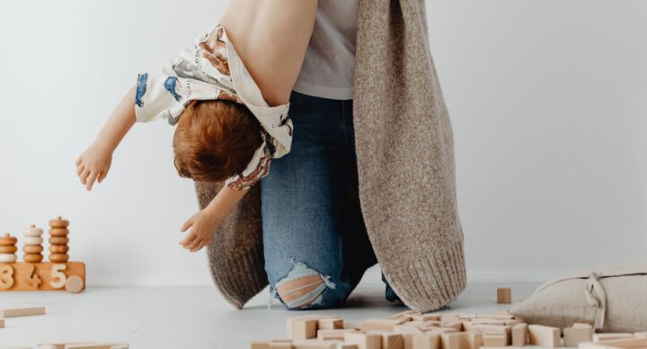 Schermtijd peuter testje kind op de kop