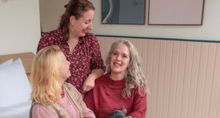 Illustratie bij: Hilda, Sarah en Lenke zijn moeder én weduwe: ‘Onze zwarte humor is veel waard’