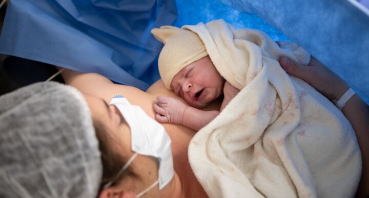 Illustratie bij: Kyra: ”Een keizersnede is geen echte bevalling, lieverd’, zei ze terwijl ik mijn tranen wegslikte’