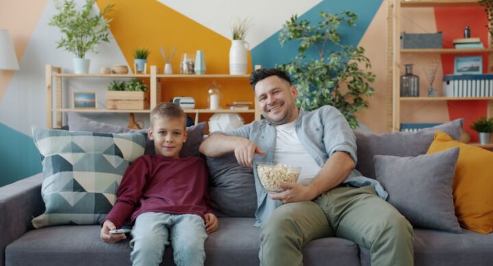 Illustratie bij: Televisie met je kind: ontspannen schermtijd zonder schuldgevoel