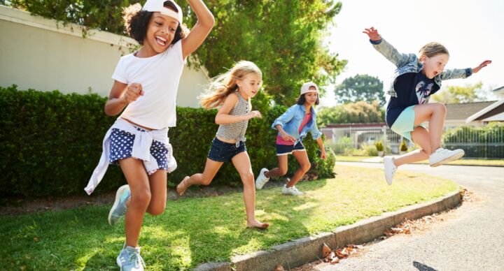 kinderen spelen buiten vaccinatieschema