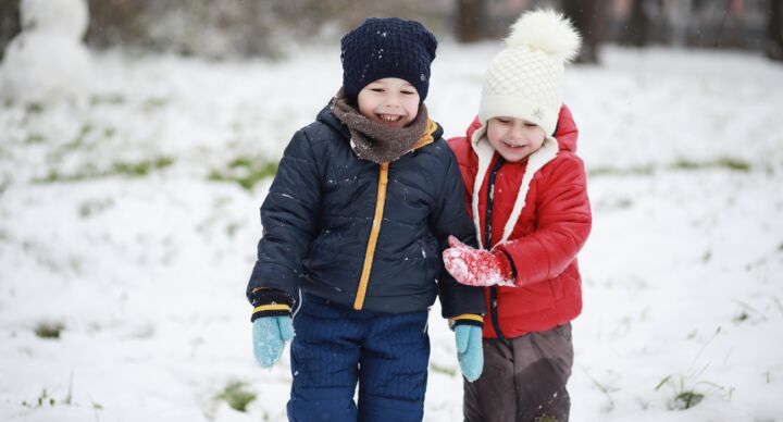 kinderen spelen sneeuw