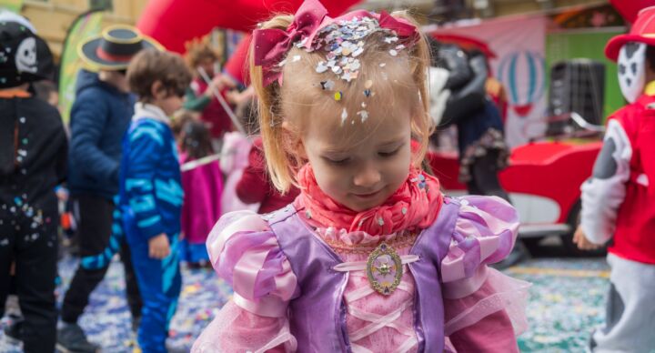 Illustratie bij: Regen of krijgen we tóch weer sneeuw? Dit wordt het weer tijdens carnaval 2026