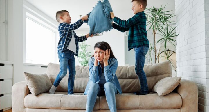 moeder moe jongens zoon woonkamer
