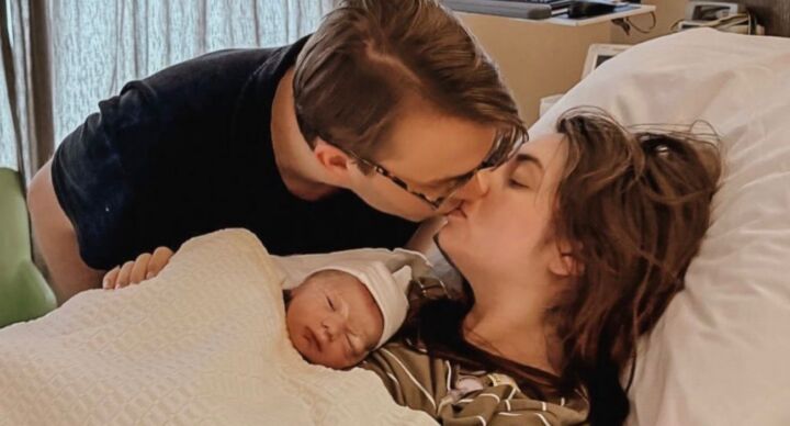 Illustratie bij: Zoon van Frans Bauer vader geworden van eerste kindje: ‘Eerder dan verwacht’