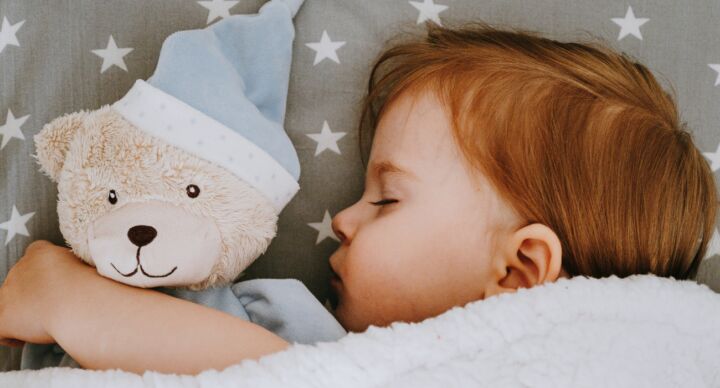 Illustratie bij: Logeren of op vakantie? Deze lifesaver wil je hebben als je kind slecht slaapt op onbekende plekken